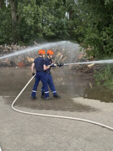 JF_Loeschen Jugendfeuerwehr beim Löscheinsatz am Rhein