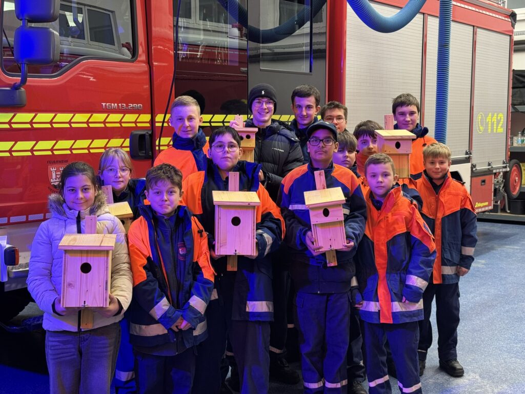 JF_Voegelhaus Jugendfeuerwehr beim Vogelhausbauen